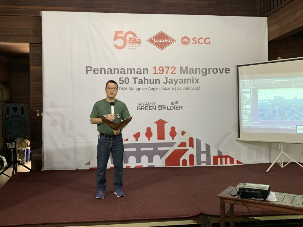 Presiden-Director-of-PT-SCG-Readymix-Indonesia-Vorapong-Panavasu-membuka-secara-resmi-acara-penanaman-1972-Mangrove-50-Tahun-Jayamix-di-TWA-Mangrove-Angke-Jakarta-scaled.jpg