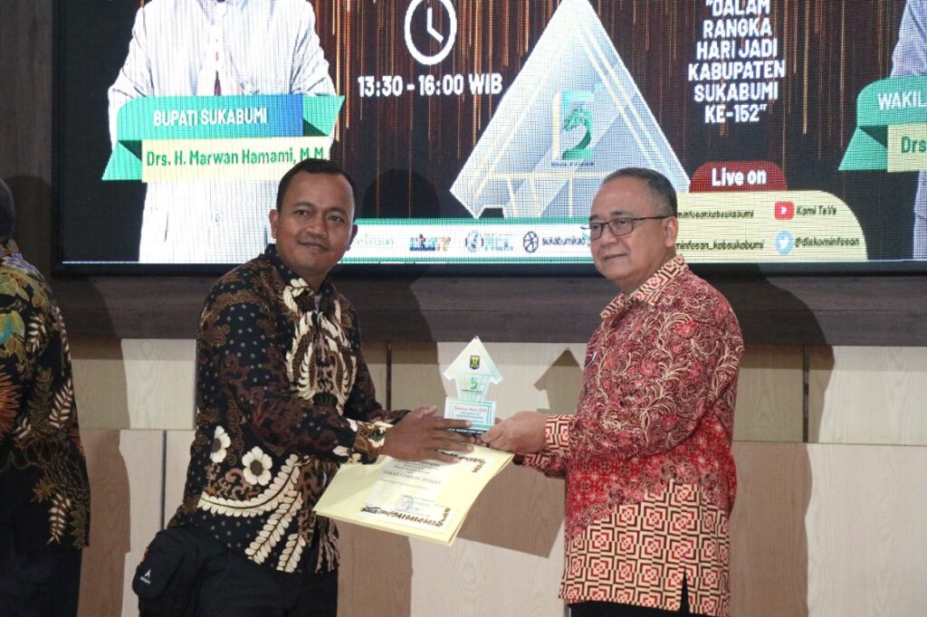 Penyerahan Penghargaan Sukabumi Award Kepada UMKM binaan SCG