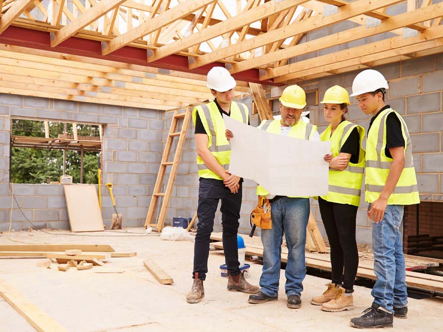 memeriksa konstruksi bangunan